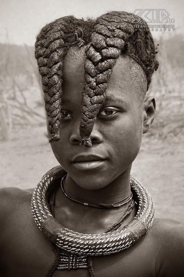 Omangete - Himba girl Like all other Himba girls this girl has only two hair braids. Stefan Cruysberghs